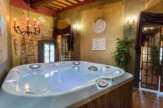 La Dimora dei Conti, Indulge in a Country Farmhouse Apartment with Jacuzzi Facing the Town! - Capannori - 9
