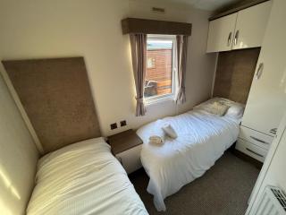 Hazel Oaks, Beautiful Lodge with Hot Tub - Sleeps 6 - Felmoor Park - 2