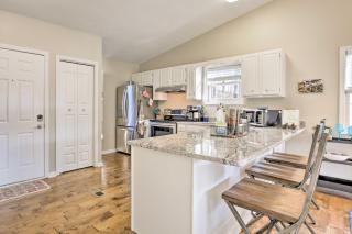 Indigo Cottage with Deck on Lake Arrowhead! - Waleska - 3