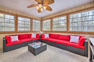Family-Friendly Poconos Chalet with Fireplace - 9