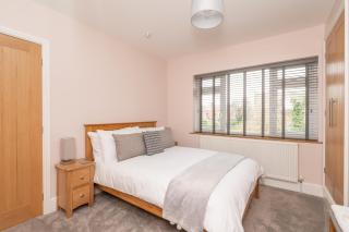 51 Main Avenue Luxurious Modern York House with Garden & Parking Pass the Keys - 9