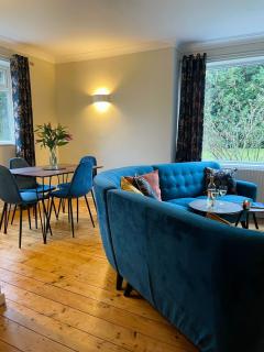 Kist Accommodates - Stylish Headingley Apartment - Parking - 500 mps WIFI - 4