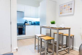 Absolute Stays at The Ziggurat - St Albans-High Street- Near Luton Airport - St Albans Abbey Train station -Close to London- Harry Potter World - The Odyssey Cinema-Contractors -London Road-Business-Leisure - Saint Albans - 7