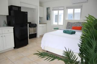 Singer Island Inn Studio/ Walk to the Beach - West Palm Beach - 0