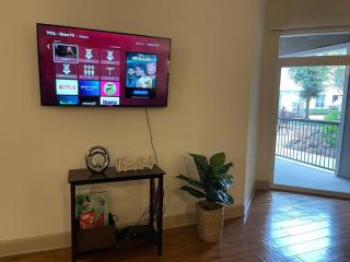 Stylish Open Concept Apt with King Bed, walking distance from NRG Texans Stadium, 1 mile to Med Center, Free Parking - Houston - 4