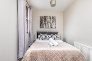 City & Beach at your Reach - courtyard & parking - Portsmouth - 2