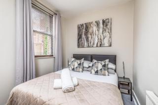 City & Beach at your Reach - courtyard & parking - Portsmouth - 7