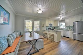 Charming House with Patio, 3 half Mi to Beach! - Charleston - 4