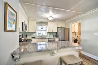 Charming House with Patio, 3 half Mi to Beach! - Charleston - 3