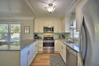 Charming House with Patio, 3 half Mi to Beach! - Charleston - 2