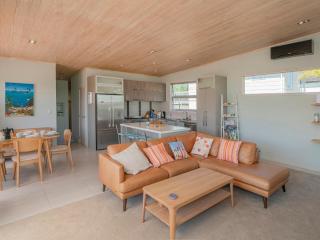 Castaway Bach - Whangamata Holiday Home - 9