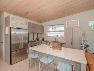 Castaway Bach - Whangamata Holiday Home - Whangamata - 1