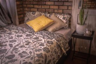 Lovely 1-bedroom Garden Cottage - 4