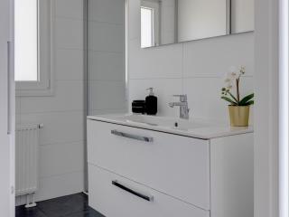 Modern chalet on the pond in a holiday park - Veldhoven - 1