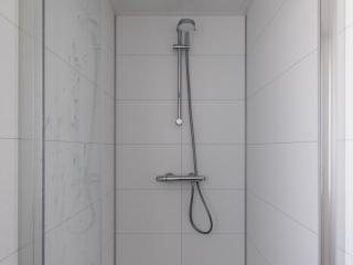 Chalet by Pond in Eindhoven Holiday Park - 1