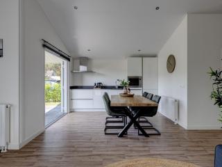 Modern chalet on the pond in a holiday park - Veldhoven - 9