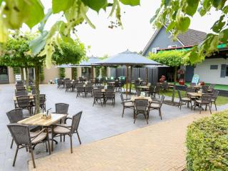 Modern chalet on the pond in a holiday park - Veldhoven - 6