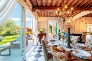 Villa Catia Farmhouse, Three Luxury Bedrooms, a Jacuzzi Pool and a Dream-Like Getaway Experience - Capannori - 2