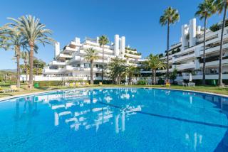 Apartamento en complejo residencial con piscina - Marbella - 9