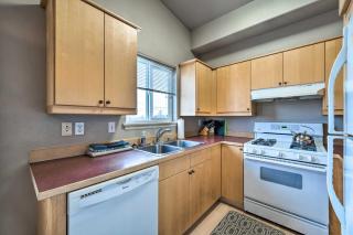 Apartment with Patio and Grill Access about half Mi to Bay! - Anacortes - 3