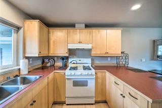 Apartment with Gas Fireplace about half Mi to Beach! - Anacortes - 2