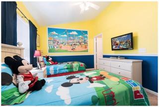 3 BR 2 Miles to Disney, pool, free WiFi and more townhouse - Orlando - 1