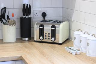 Detached Bungalow - Sleeps 8 - Free Parking, Fast Wifi, Smart TV and Garden by Yoko Property - Northampton - 3