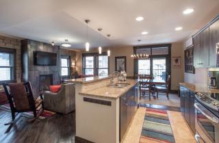 Spacious Village View Townhouse with Fireplace at Parry Peak Lofts townhouse - 3