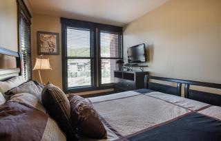 Spacious Village View Townhouse with Fireplace at Parry Peak Lofts townhouse - 1