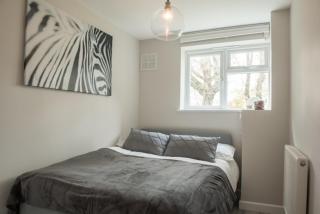 Finchley Contemporary 2 Bed Apartment + Parking - Hendon - 3