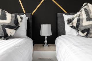 City Centre Studio 4 with Kitchenette, Free Wifi and Smart TV by Yoko Property - 8