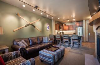 Stunning Zephyr Mountain Lodge Condo Overlooking The Village Plaza condo - 0