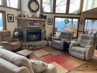 Bear's Mountaintop Home with Gorgeous Lake Views chalet - 1