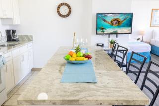 Waikiki Escapade Mountain Views Condo, Steps to Beach with Parking Perk - Honolulu - 2