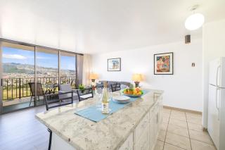 Waikiki Escapade Mountain Views Condo, Steps to Beach with Parking Perk - 4