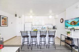 Waikiki Escapade Mountain Views Condo, Steps to Beach with Parking Perk - Honolulu - 1