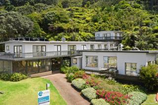Tipi and Bobs Waterfront Lodge - Tryphena - 0