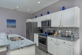 Spacious 4BR Home Themed Rooms, Pool, Near Disney - Orlando - 5