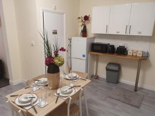 king Bed Premium luxury suite + Free Parking + Free Fast WiFi - 1