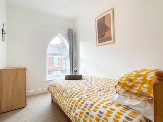 Spacious 2-bed Apartment in Crewe by 53 Degrees Property, ideal for Business & Professionals, FREE Parking - Sleeps 3 - 3