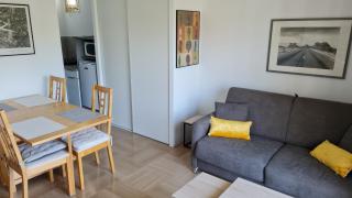 2P entièrement climatisé I Bien insonorisé I Wifi I A 300 m de la mer I Restaurants commerces et transports à 5mn à pied I Idéal 2 personnes I Possibilité 4 avec canapé lit de qualité I Très belle Douche - 0