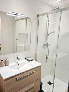 2P entièrement climatisé I Bien insonorisé I Wifi I A 300 m de la mer I Restaurants commerces et transports à 5mn à pied I Idéal 2 personnes I Possibilité 4 avec canapé lit de qualité I Très belle Douche - Cagnes-sur-Mer - 6