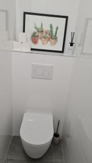 2P entièrement climatisé I Bien insonorisé I Wifi I A 300 m de la mer I Restaurants commerces et transports à 5mn à pied I Idéal 2 personnes I Possibilité 4 avec canapé lit de qualité I Très belle Douche - 5