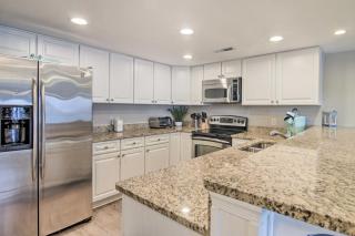 Ocean City Condo Spacious Balcony, Walk to Beach! - Ocean City - 2