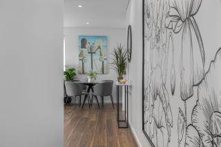 North-East Facing Modern 2-bed Apartment - Freshwater - 1