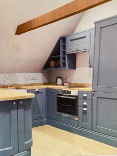 Stunning 2 Bedroom Flat in a Central Location - 9