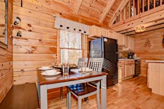 Yogis Lair, Hot Tub, Foosball, WIFI, 1089 FREE tickets each paid day, Dollywood and More - Gatlinburg - 4