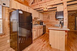 Yogis Lair, Hot Tub, Foosball, WIFI, 1089 FREE tickets each paid day, Dollywood and More - Gatlinburg - 3