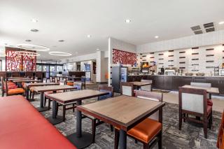 Best Western Plus Castlerock Inn & Suites - Bentonville - 8