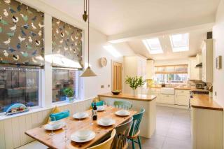 Stunning Coastal Retreat Whitley Bay Sleeps 9 - Whitley Bay - 3
